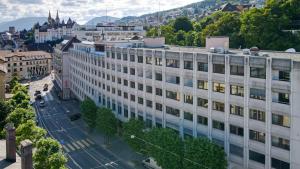 un edificio di uffici in una città con una strada di Neuchâtel City Hôtel a Neuchâtel