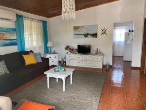 sala de estar con sofá y mesa de centro en Casa da Costa, en Madalena