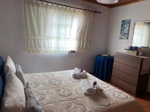 1 dormitorio con 1 cama con toallas en Casa da Costa, en Madalena