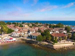 - une vue aérienne sur une ville avec une plage dans l'établissement Carpe Diem Boutique Hotel - Adults Only, à Sidé