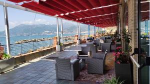 patio con sedie e vista sull'acqua di Hotel Centro Congressi Polo Nautico a Salerno