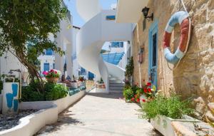 une rue en positano avec une sculpture d'un cygne sur un bâtiment dans l'établissement Saronis Hotel Agistri - Adults Only, à Skala