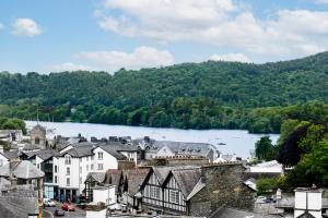 widok na miasto z rzeką i drzewami w obiekcie The Angel Inn - The Inn Collection Group w mieście Bowness-on-Windermere