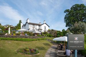 hotel ze stołami i krzesłami przed budynkiem w obiekcie The Angel Inn - The Inn Collection Group w mieście Bowness-on-Windermere