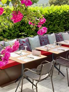 Hotel Le Provence - Restaurant Le Styx के बाहर एक बगीचा