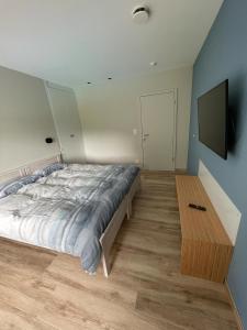 um quarto com uma cama e uma mesa de madeira em Ver'Olive em Francorchamps