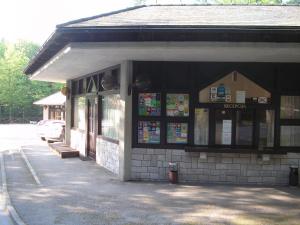 een gebouw met borden aan de zijkant bij Camping Pivka Jama Postojna in Postojna