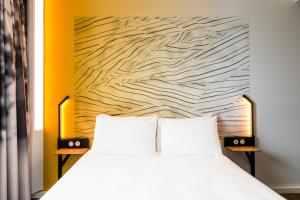 Giường trong phòng chung tại B&B HOTEL Le Port Marly Saint Germain en Laye