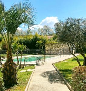 Poolen vid eller i närheten av ibis Aix en Provence