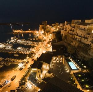 Vedere generală la Castellammare del Golfo sau o vedere a orașului de la acest hotel