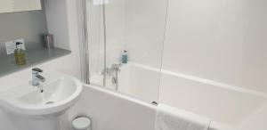 Quay Apartments Exchange Quay tesisinde bir banyo