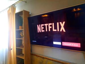 telewizor z napisem netflix na ścianie w obiekcie Vintage Apartment - Ultracentral, 2 dormitoare w Sighișoarze