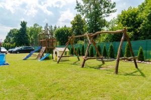 - une aire de jeux pour enfants dans un parc dans l'établissement Mazurskie El Dorado, à Mikołajki