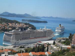 dwa statki wycieczkowe zakotwiczone w porcie w obiekcie Pansion Panorama Dubrovnik w Dubrowniku