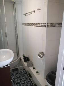 La salle de bains est pourvue d'une douche, de toilettes et d'un lavabo. dans l'établissement niezależne piętro w domu z widokiem na morze, à Gdynia