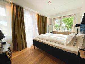 A bed or beds in a room at Staffanstorps Gästis Hotell