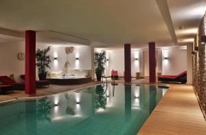 um átrio do hotel com uma piscina e um spa em Wellnesshotel Schweizerhof em Saas-Fee