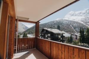 uma varanda com vista para as montanhas em Wellnesshotel Schweizerhof em Saas-Fee