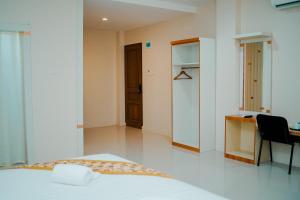 A bed or beds in a room at Hotel Amel Aceh