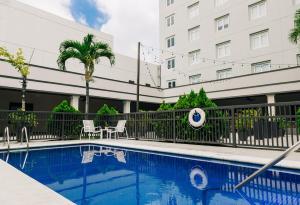 Holiday Inn San Salvador, an IHG Hotel में या उसके करीब स्विमिंग पूल