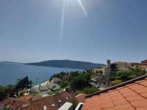 einen Blick auf eine Stadt und einen Wasserkörper in der Unterkunft Panorama Apartments in Herceg-Novi