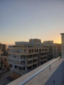 uma vista do telhado de um edifício em Nuovo attico con terrazza 5 minuti dal mare em Cagliari