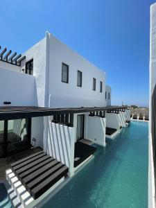 ariaal uitzicht op een gebouw met water op het balkon bij Mazera Boutique Hotel in Mykonos-stad