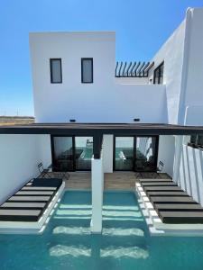 een zwembad op het dak van een huis bij Mazera Boutique Hotel in Mykonos-stad