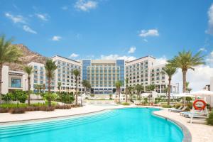 Бассейн в Address Beach Resort Fujairah или поблизости