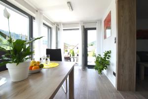 una sala de estar con una mesa con un bol de fruta en Apartamenty Sun, en Szczyrk