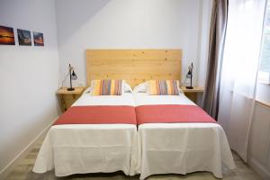 Cama ou camas em um quarto em Hotel La Caracola Suances