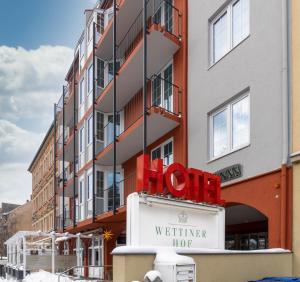 un bâtiment avec un panneau indiquant un hôtel dans l'établissement Hotel Wettiner Hof, à Riesa