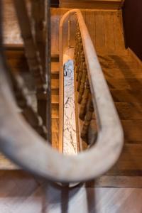 einen Blick über eine Wendeltreppe in einem Gebäude in der Unterkunft Vinotel X in Tongeren