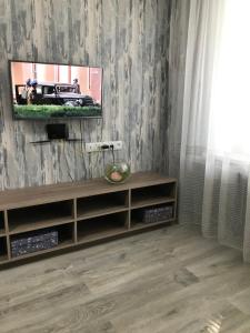 salon z telewizorem na ścianie w obiekcie Apartments O.Polya ( Kirova) 106 w mieście Dniepr