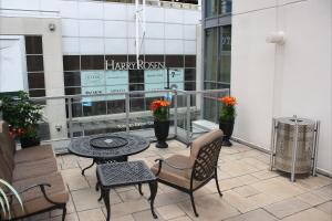 un patio con tavolo e sedie su un edificio di Yonge Suites Furnished Apartments a Toronto