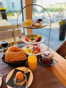 une table recouverte de assiettes de nourriture et de jus d'orange dans l'établissement Gasthof Berger, à Sankt Peter