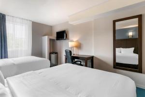 Giường trong phòng chung tại Econo Lodge