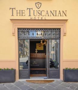 Sijil, anugerah, tanda atau dokumen lain yang dipamerkan di The Tuscanian Hotel