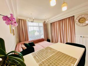 Giường trong phòng chung tại DeLight Apartments