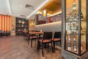 un restaurant avec un bar doté de tables et de chaises dans l'établissement Hotel Wettiner Hof, à Riesa