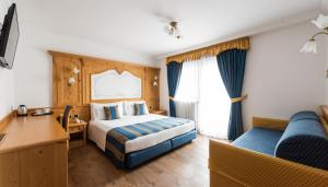 A bed or beds in a room at Hotel Antares