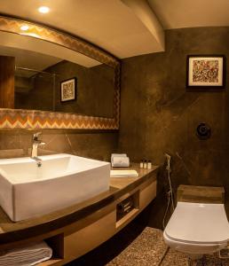 y baño con lavabo, aseo y espejo. en Sapphire Boutique Hotel, en Thane