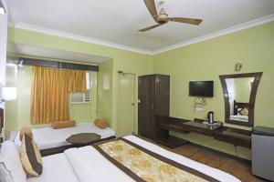 Телевизор и/или развлекательный центр в Hotel The Tourist - 1 min from New Delhi Railway Station