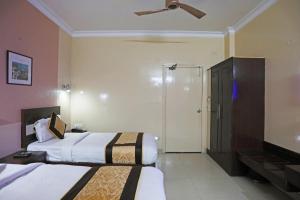 Кровать или кровати в номере Hotel The Tourist - 1 min from New Delhi Railway Station