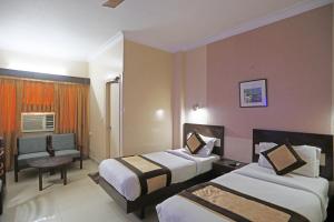 Кровать или кровати в номере Hotel The Tourist - 1 min from New Delhi Railway Station