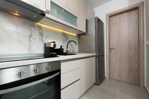 Η κουζίνα ή μικρή κουζίνα στο Iliana & Sarra Apartment 2