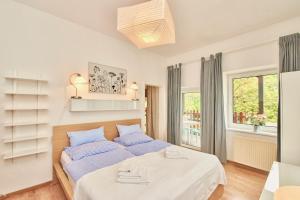 een slaapkamer met 2 bedden en een raam bij Payerbach Apartments in Payerbach