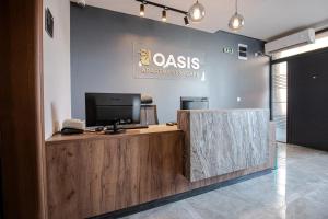 een bureau met een computer bij OASIS Apartments in Gevgelija