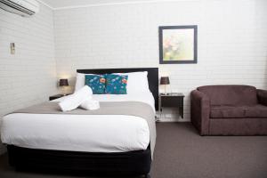 Cama ou camas em um quarto em Crystal Fountain Motel Albury