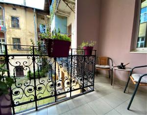 Балкон или терраса в Glorious Apartment Near The Old City